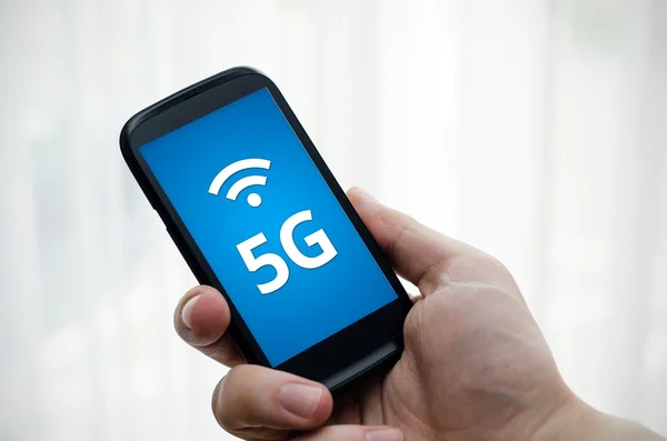 Teléfono inteligente con comunicación estándar de red 5G —  Fotos de Stock