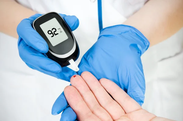 医師の女性病院のクローズ アップでグルコース レベル血の測定 — ストック写真