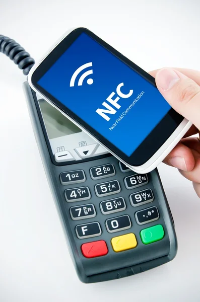 Akıllı telefon Nfc yongası ile temassız ödeme kartı — Stok fotoğraf