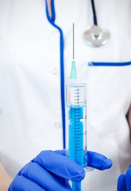 kadın doktor eldivenli holding tıbbi enjeksiyon şırınga ve s