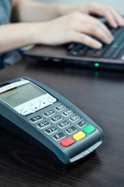 Ofiste ödeme terminal. B dizüstü bilgisayar ile çalışan adam