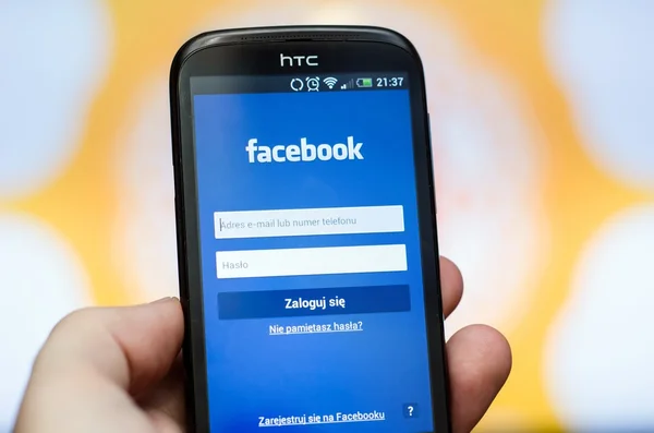 Smartphone portatile con app mobile per social network Facebook — Foto Stock