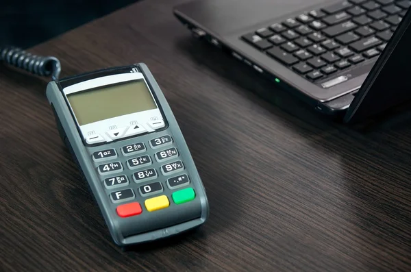 Payment terminal in the office. Laptop in the background — Stock Photo, Image