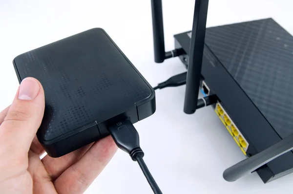 Router con disco de almacenamiento de respaldo. Servidor multimedia DLNA desde un disco USB — Foto de Stock