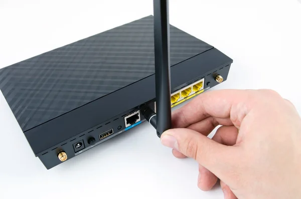 Moderner drahtloser WLAN-Router isoliert auf weißem Hintergrund. — Stockfoto