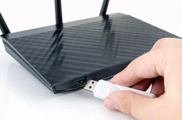 Moderno router wi-fi inalámbrico con servidor DLNA. Reproductor multimedia de — Foto de Stock