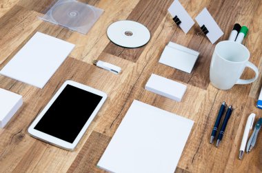 Ahşap arka plan üzerinde mockup iş şablonu