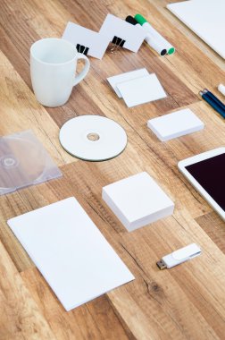 Ahşap arka plan üzerinde mockup iş şablonu
