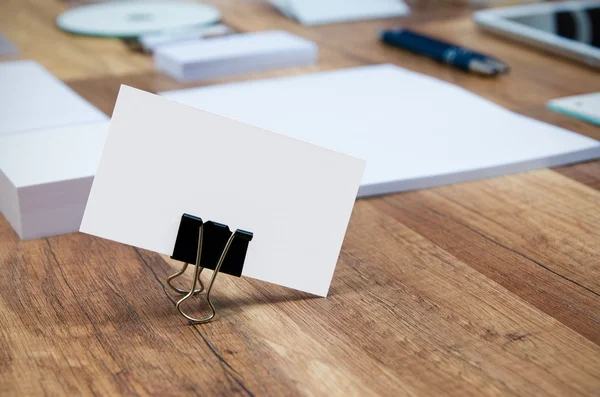 Modelo de negócio Mockup em fundo de madeira — Fotografia de Stock