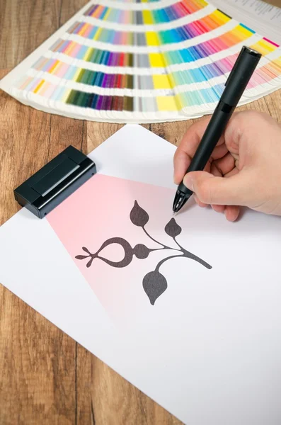 Grafikdesignerin arbeitet mit modernem digitalisierten Stift — Stockfoto