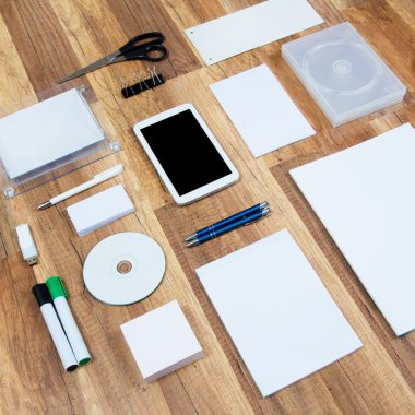 Ahşap arka plan üzerinde mockup iş şablonu