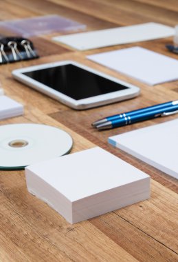 Ahşap arka plan üzerinde mockup iş şablonu