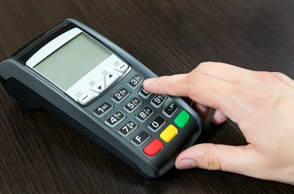 Mano de hombre usando terminal de pago en tienda —  Fotos de Stock