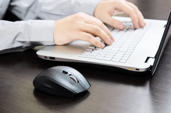 Man använder laptop med vit tangentbord. Arbetar på kontor — Stockfoto