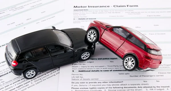 Formulário de pedido de seguro automóvel. Conceito de acidente de carro e proteção — Fotografia de Stock