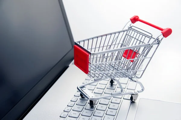 Internet concetto di shopping. Cesto sulla tastiera del computer portatile — Foto Stock
