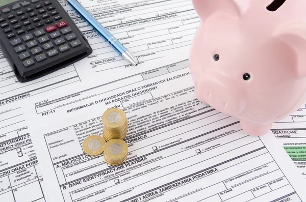 Formulários de imposto de renda poloneses com calculadora e piggybank — Fotografia de Stock