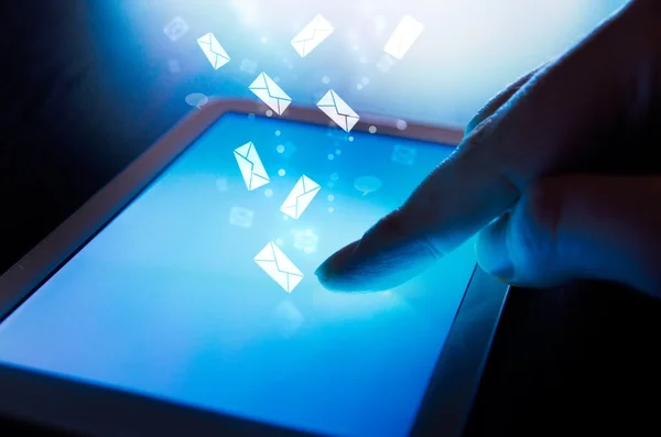 Vinger aanraken op Tablet PC. Berichten vliegen van het scherm — Stockfoto