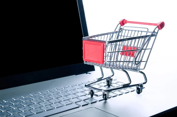 Internet concetto di shopping. Cesto sulla tastiera del computer portatile — Foto Stock