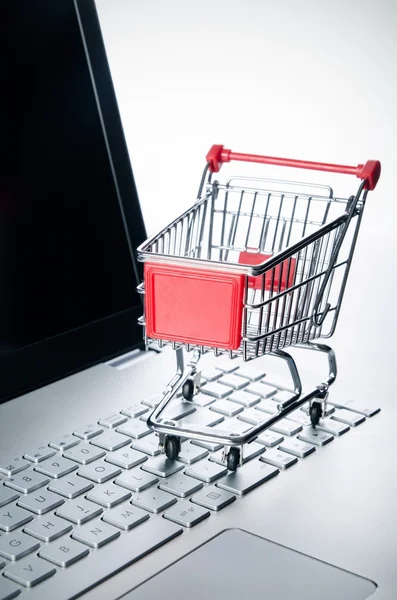 Internet concetto di shopping. Cesto sulla tastiera del computer portatile — Foto Stock