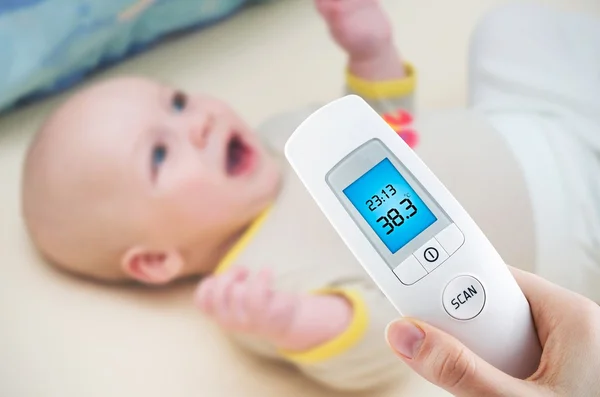 Meten van de temperatuur aan een baby met digitale thermometer — Stockfoto