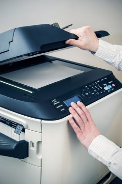 Tarayıcı çok işlevli aygıt kullanma office adam