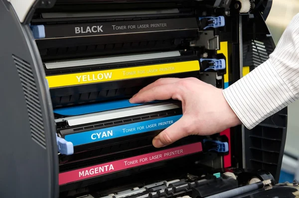 Man puts toner in the printer — Stock Photo, Image