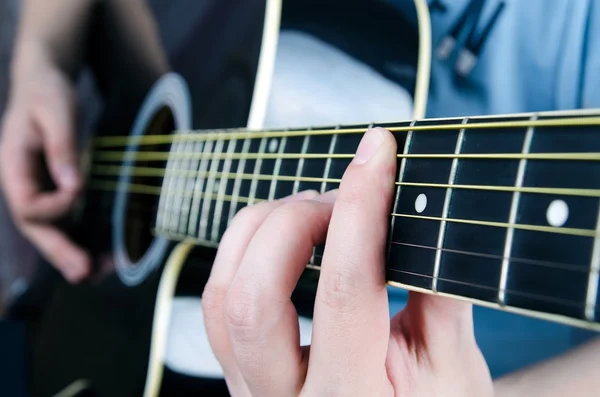 Primer plano de tocar la guitarra. Músico sosteniendo un acorde —  Fotos de Stock