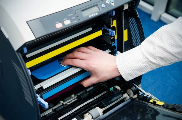 Man menempatkan toner di printer — Stok Foto