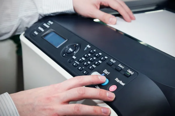 Man använda scanner multifunktionsenheten i office — Stockfoto