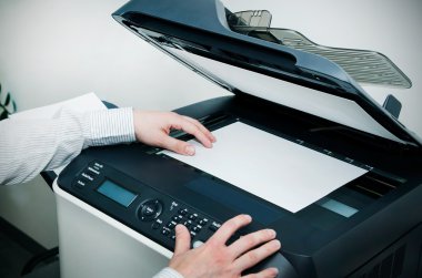 Tarayıcı çok işlevli aygıt kullanma office adam