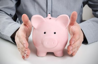 Piggy banka ile iş adamı. Kaydetme para kavramı