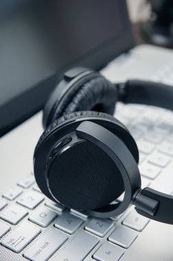 Laptop klavye kablosuz kulaklıktan. Müzik ve oyun kavramı