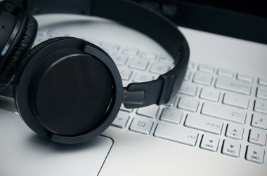 Laptop klavye kablosuz kulaklıktan. Müzik ve oyun kavramı