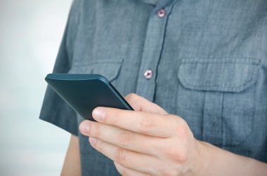 Akıllı telefon kullanan adam. Tanınmayan birinin yakın çekim