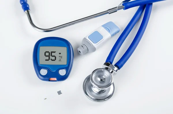 Diyabetik test kiti ve beyaz arka plan üzerinde stetoskop Stok Resim