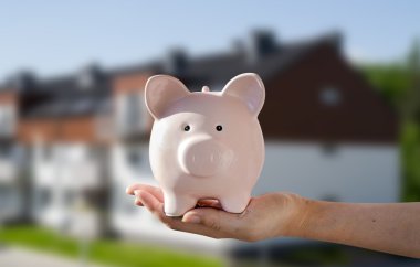 Kadının el holding servet. Arka planda yeni ev