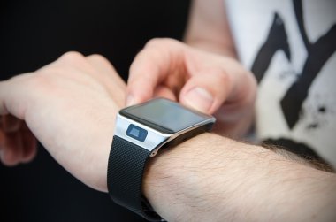 Smartphone-e doğru el giyen smartwatch bağlı