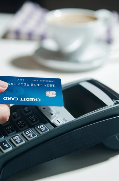 Woman hand using payment terminal in restaurant — Stock Photo, Image