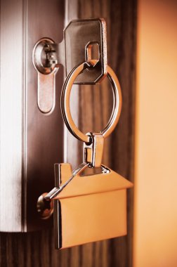 Evin anahtarı krom gümüş kolye ile