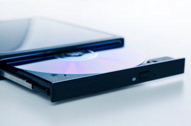 Harici optik diske yazar. Kompakt cihaz USB p üzerinden bağlı