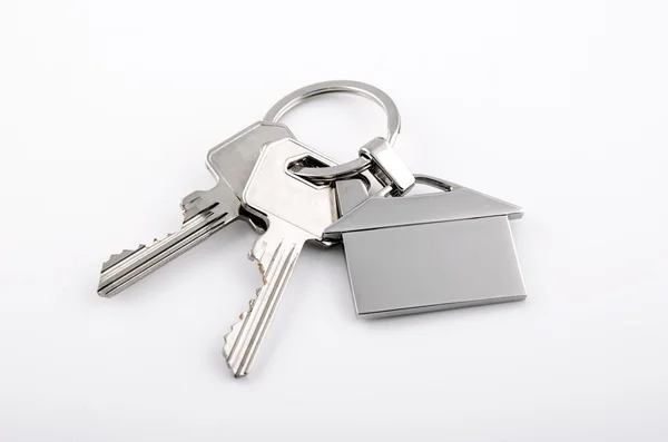 Κλειδιά και κρεμαστό κόσμημα χρώμιο σπίτι με σπίτι σχήμα — Φωτογραφία Αρχείου