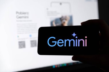 Wroclaw, Polonya - OCT 12, 2025: akıllı telefondan Gemini platformu logosu. Google Gemini en popüler yapay zeka platformlarından biridir.