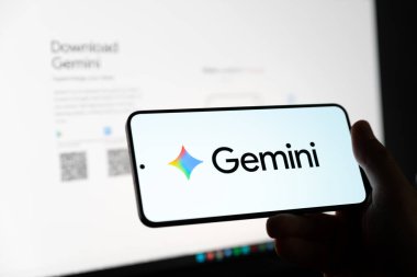 Wroclaw, Polonya - OCT 12, 2025: akıllı telefondan Gemini platformu logosu. Google Gemini en popüler yapay zeka platformlarından biridir.