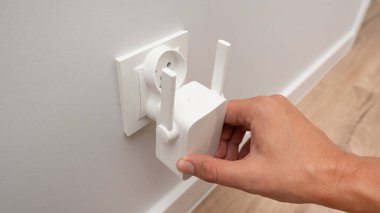 Beyaz duvarda kablosuz kablosuz kablosuz ağ yineleyici var. Wi-Fi genişletici