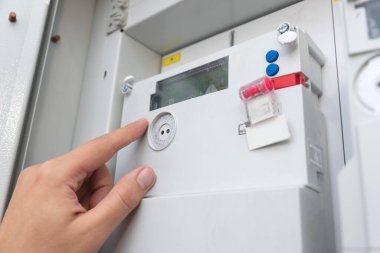 Elektrik enerji ölçer güç kullanımını ölçüyor. Enerji faturaları kavramı