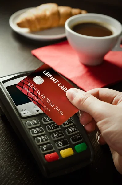 Uomo che utilizza il terminale di pagamento con tecnologia NFC in caffetteria — Foto Stock
