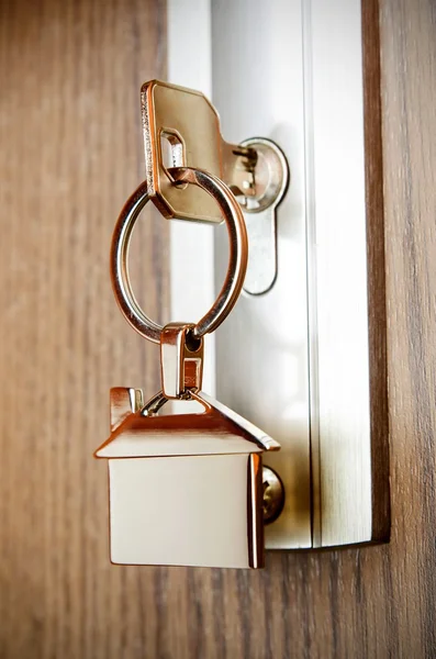 실버 크롬 펜 던 트와 집 열쇠 — 스톡 사진