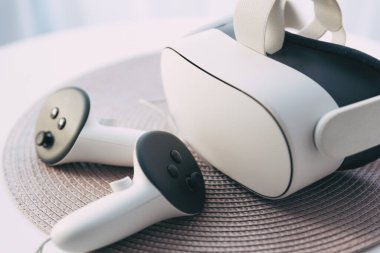 Masada bir çift kumandalı sanal gerçeklik VR gözlükleri
