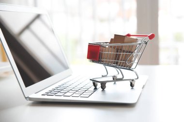 İnternet alışveriş konsepti. Dizüstü bilgisayarda tramvay